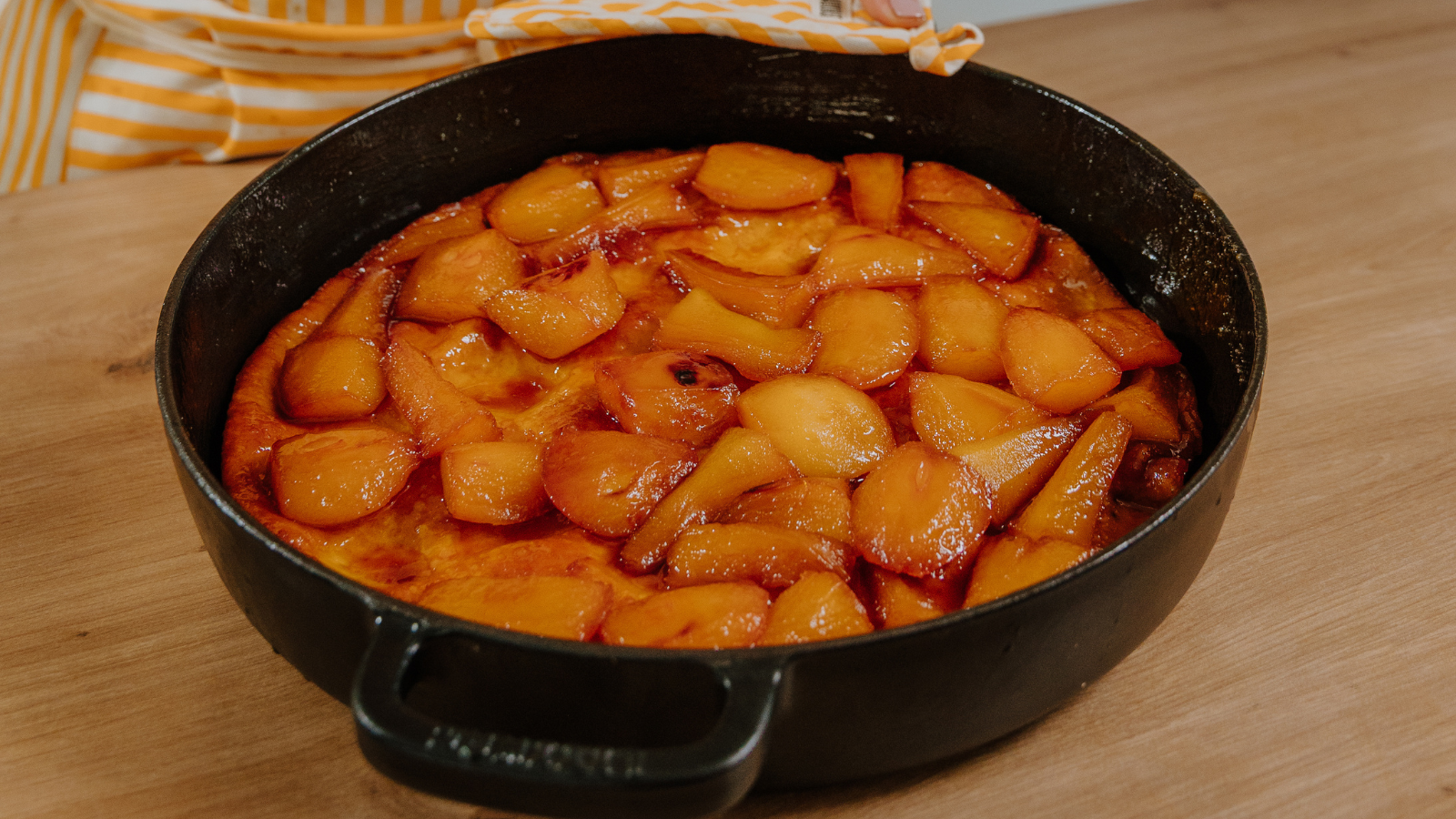 Hruškový tarte tatin v litinové sauté pánvi
