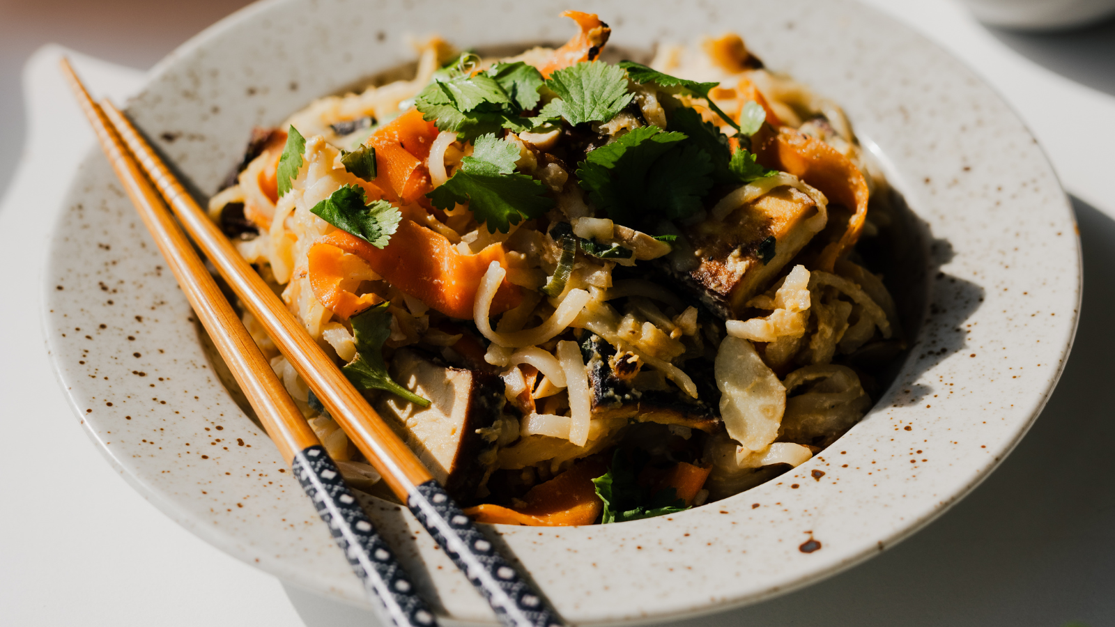 Pad thai s tofu v tenkostěnné litinové pánvi