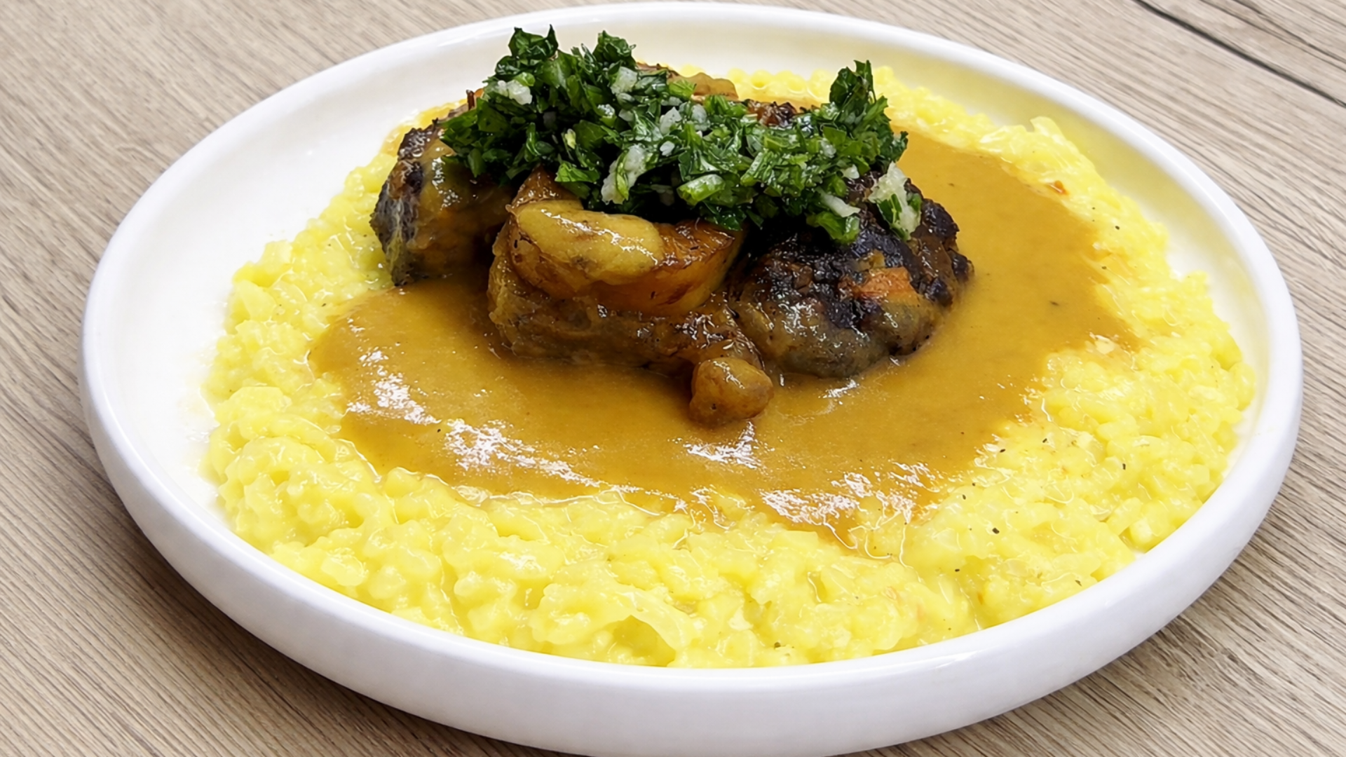 Osso buco se šafránovým rizotem a česnekovo-petrželovým pestem