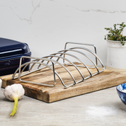 Nerezový rošt do pekáče HUUUST, rozměr 26x19 cm, zajišťuje rovnoměrné propečení masa a zeleniny.