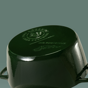 Smaltovaný litinový hrnec Jana Punčocháře o průměru 24 cm, ideální pro zdravé vaření a pečení, rovnoměrné rozložení tepla.