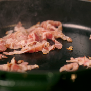 Smaltovaná litinová pánev Jan Punčochář o průměru 32 cm, ideální pro zdravé vaření a pečení, rovnoměrné rozložení tepla.