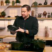 Smaltovaný litinový hrnec Jana Punčocháře o průměru 24 cm, ideální pro zdravé vaření a pečení, rovnoměrné rozložení tepla.