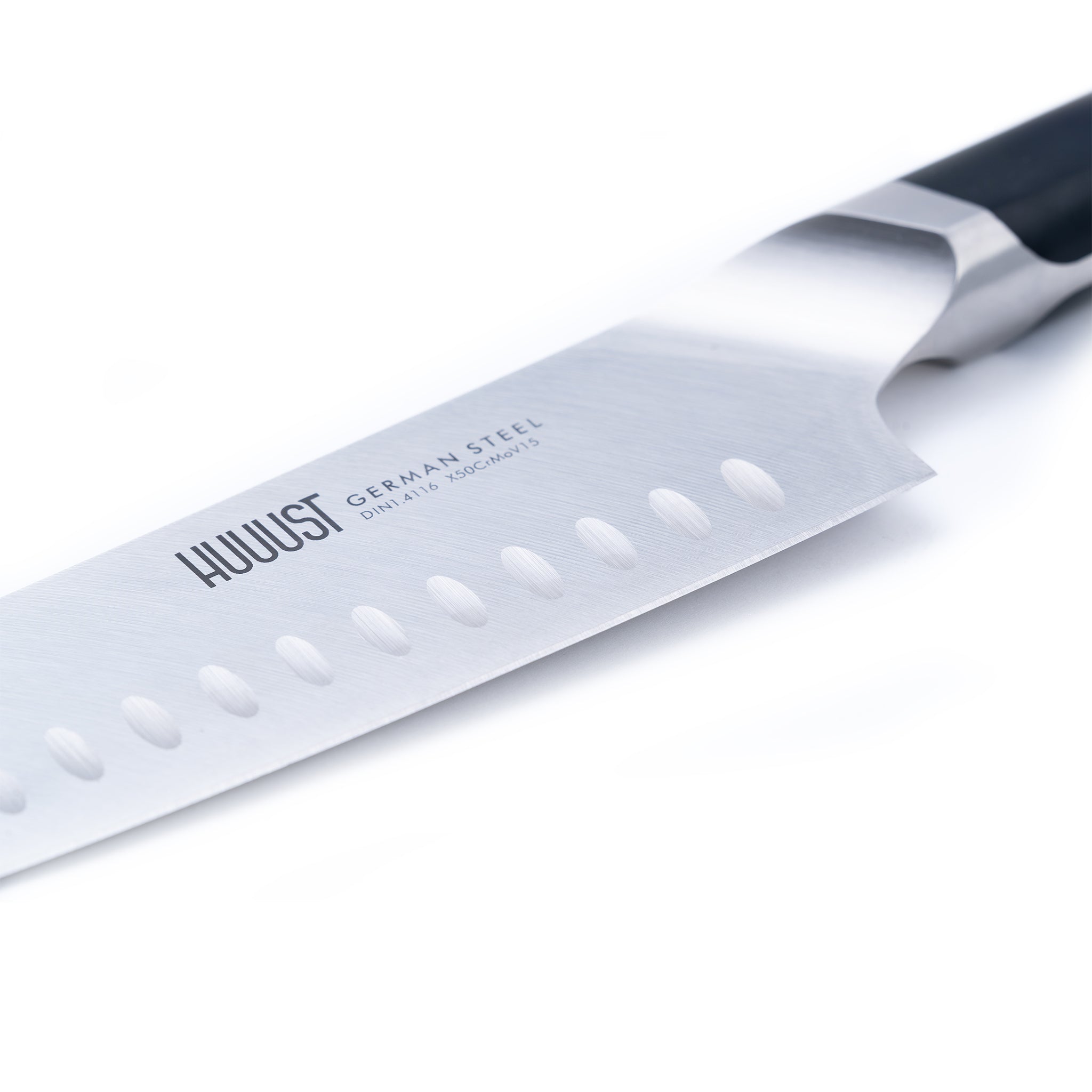 Santoku nůž z německé oceli, inspirovaný japonským stylem. Skvělý pro maso, zeleninu i ryby.