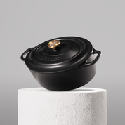 Vysoce kvalitní oválný hrnec z litiny se smaltovaným povrchem, délka 28 cm. Vhodný pro pečení masa, perfektní rozvod tepla. Barva: černá.