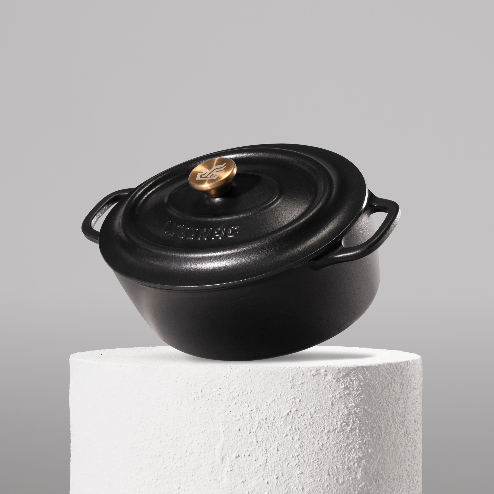 Vysoce kvalitní oválný hrnec z litiny se smaltovaným povrchem, délka 28 cm. Vhodný pro pečení masa, perfektní rozvod tepla. Barva: černá.