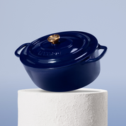 Vysoce kvalitní oválný hrnec z litiny se smaltovaným povrchem, délka 32 cm. Vhodný pro pečení masa, perfektní rozvod tepla. Barva: modrá.