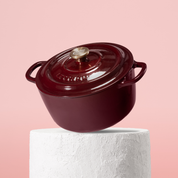 Vysoce kvalitní hrnec z litiny se smaltovaným povrchem, velikost 24 cm. Vhodný pro každodenní vaření, perfektní rozvod tepla. Barva: červená.