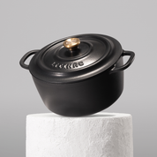 Vysoce kvalitní hrnec z litiny se smaltovaným povrchem, velikost 26 cm. Vhodný pro každodenní vaření, perfektní rozvod tepla. Barva: černá.