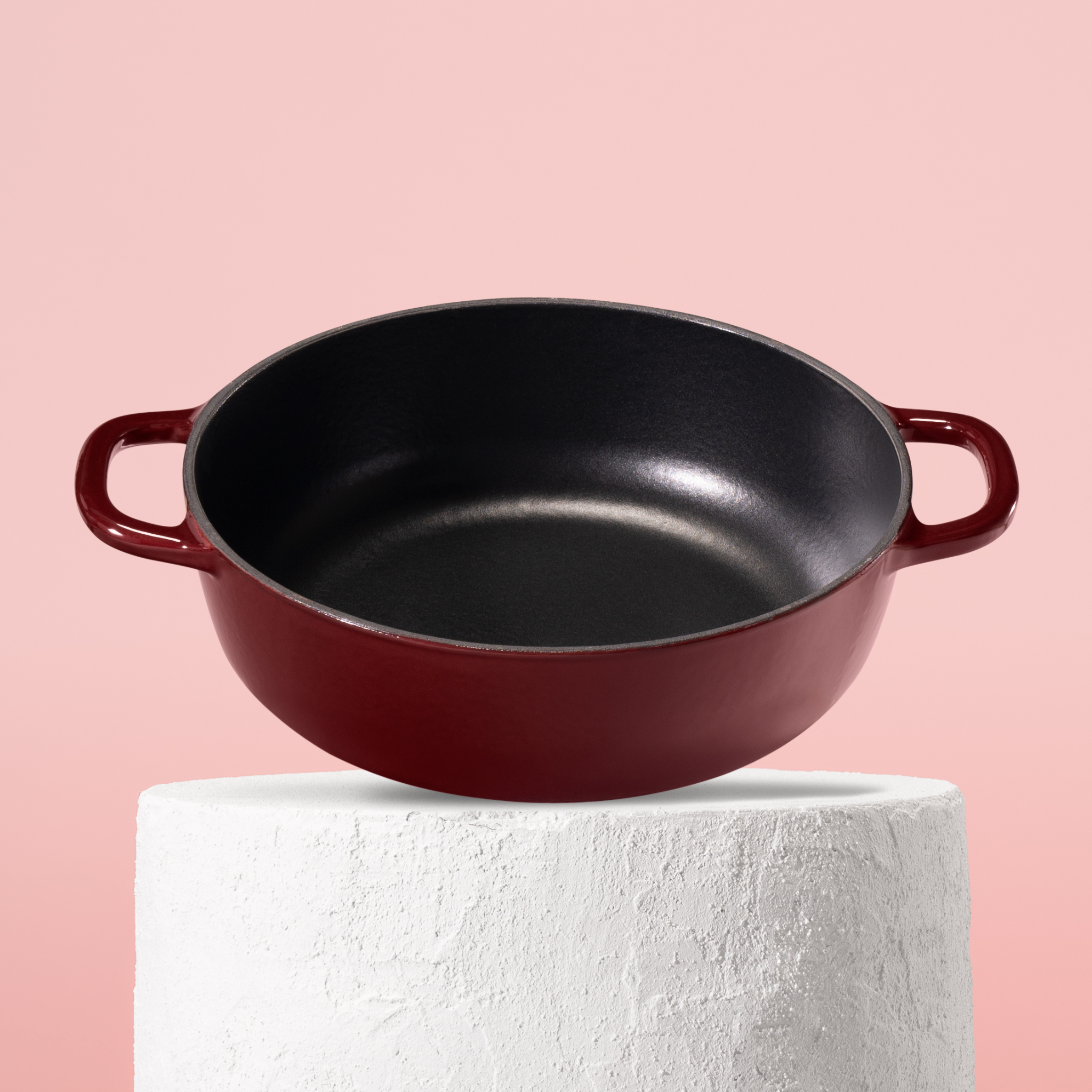 Vysoce kvalitní kastrol z litiny se smaltovaným povrchem, velikost 26 cm. Vhodný pro pomalé vaření, perfektní rozvod tepla. Barva: červená.