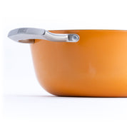 Litinový hrnec o průměru 24 cm z tenkostěnné litiny. Barva: oranžová. Vhodný na polévky, omáčky i pečení.
