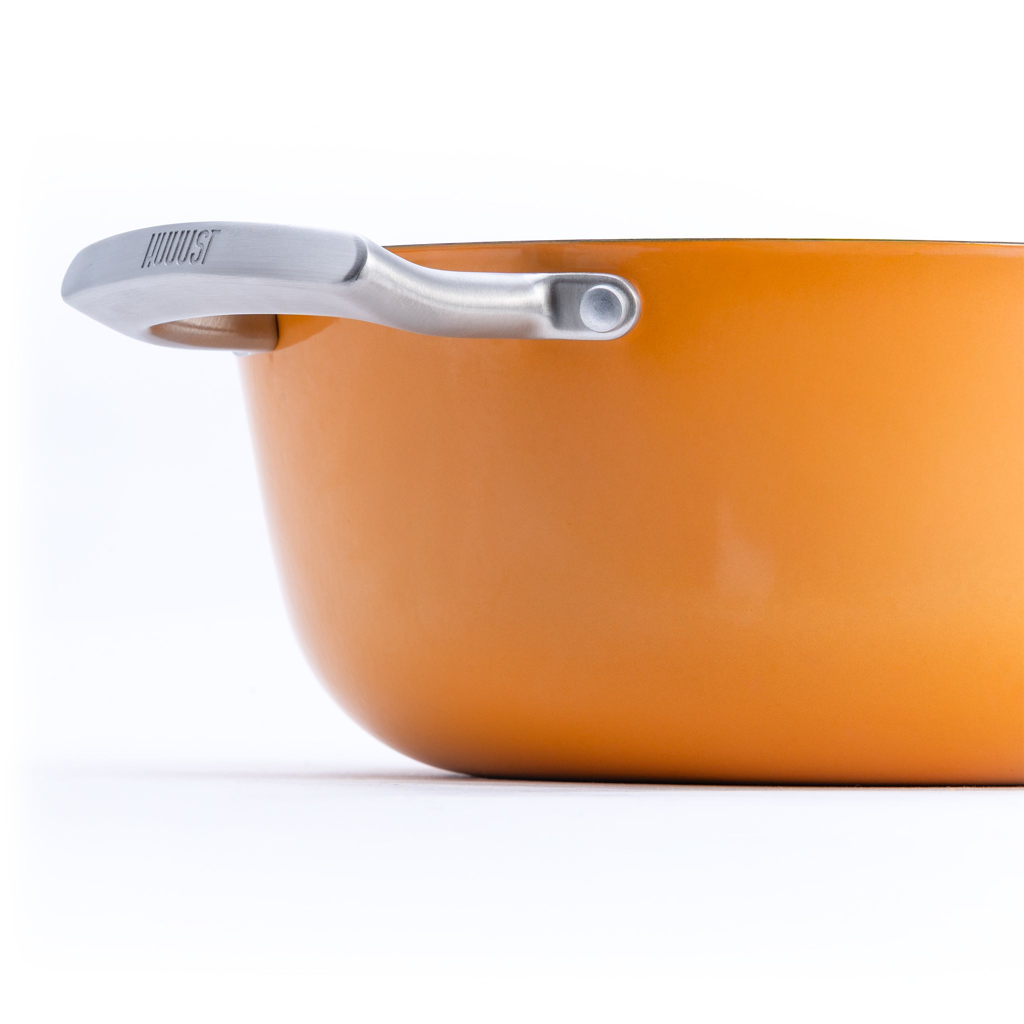 Litinový hrnec o průměru 24 cm z tenkostěnné litiny. Barva: oranžová. Vhodný na polévky, omáčky i pečení.
