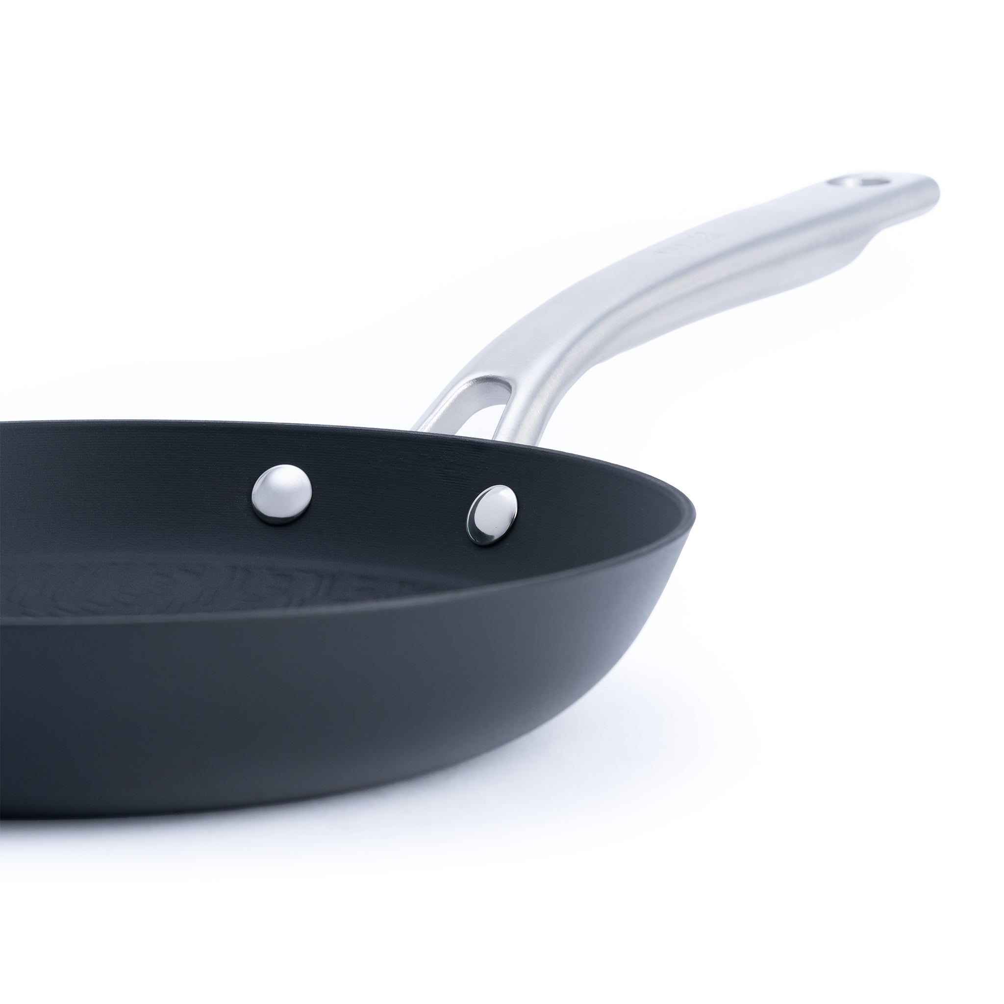 Litinová pánev o průměru 24 cm z tenkostěnné litiny. Barva: matná černá. Ideální na smažení, pečení i servírování.
