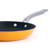 Litinová pánev o průměru 24 cm z tenkostěnné litiny. Barva: oranžová. Ideální na smažení, pečení i servírování.