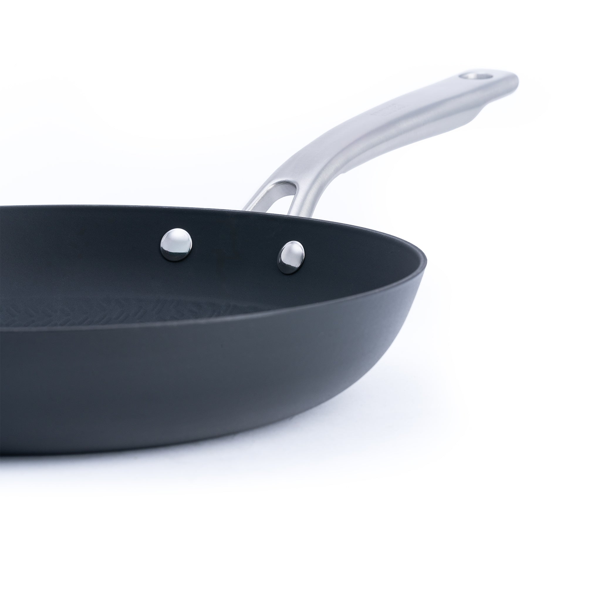 Litinová pánev o průměru 28 cm z tenkostěnné litiny. Barva: matná černá. Ideální na smažení, pečení i servírování.
