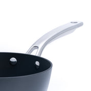 Litinový rendlík o průměru 18 cm z tenkostěnné litiny. Barva: matná černá. Praktický na přípravu menších pokrmů a omáček.