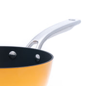 Litinový rendlík o průměru 18 cm z tenkostěnné litiny. Barva: oranžová. Praktický na přípravu menších pokrmů a omáček.