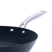 Litinový wok o průměru 30 cm, vyrobený z tenkostěnné litiny. Barva: matná černá. Vhodný pro zdravé asijské vaření a smažení.
