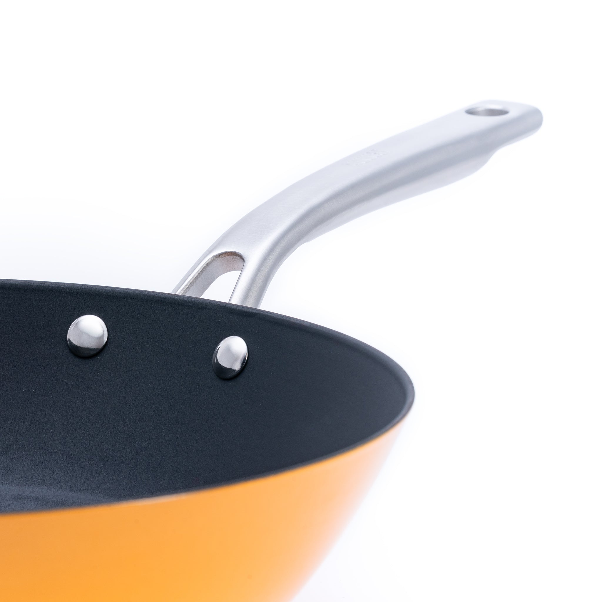 Litinový wok o průměru 30 cm, vyrobený z tenkostěnné litiny. Barva: oranžová. Vhodný pro zdravé asijské vaření a smažení.
