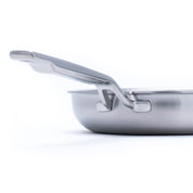 Nerezová vícevrstvá pánev o průměru 24 cm, ideální pro zdravé vaření a smažení na všech typech varných desek včetně indukce.