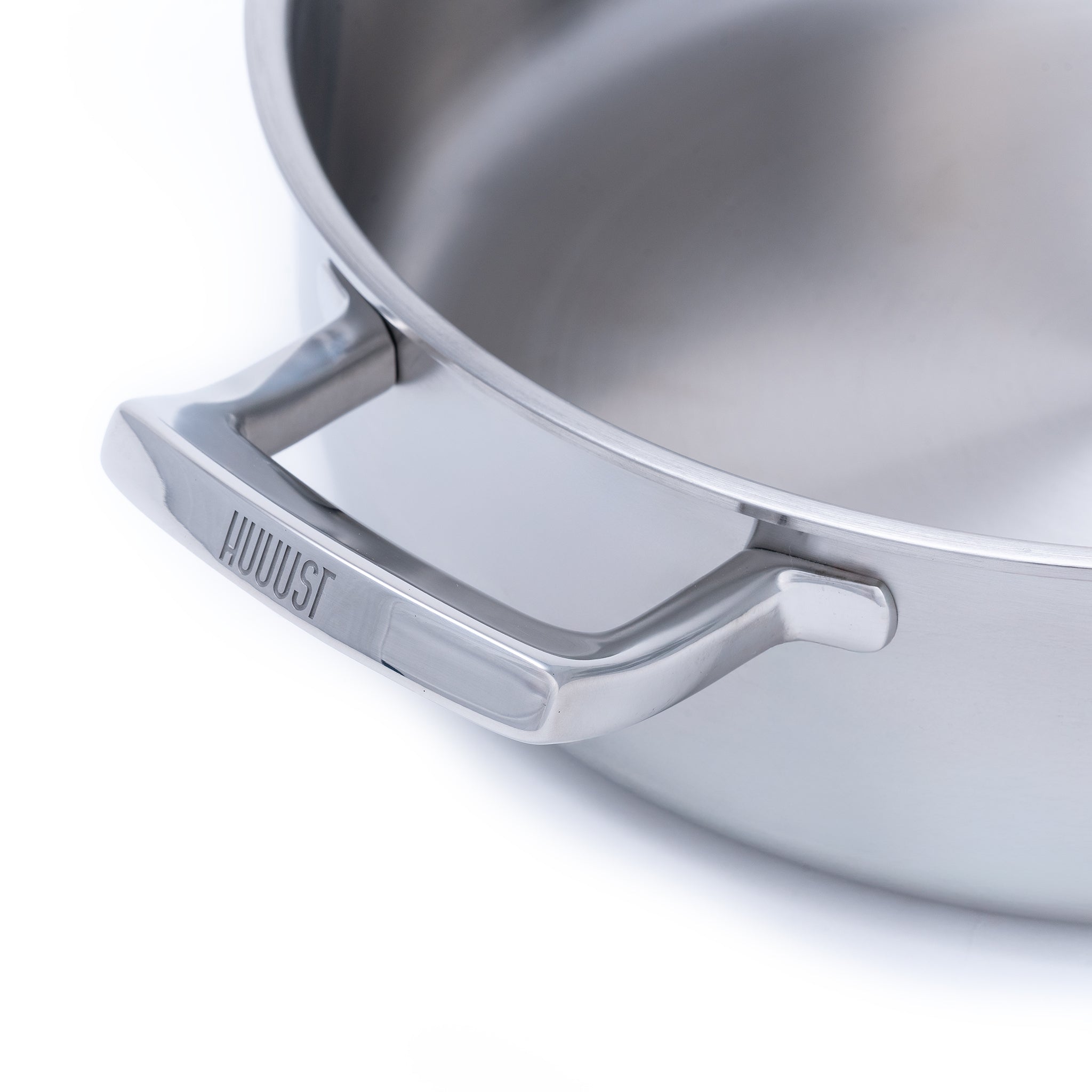 Nerezová vícevrstvá saute pánev o průměru 28 cm, ideální pro restování, dušení a zdravé vaření.