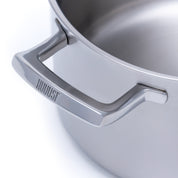 Nerezový vícevrstvý hrnec o průměru 24 cm, vhodný na všechny typy sporáků včetně indukce.