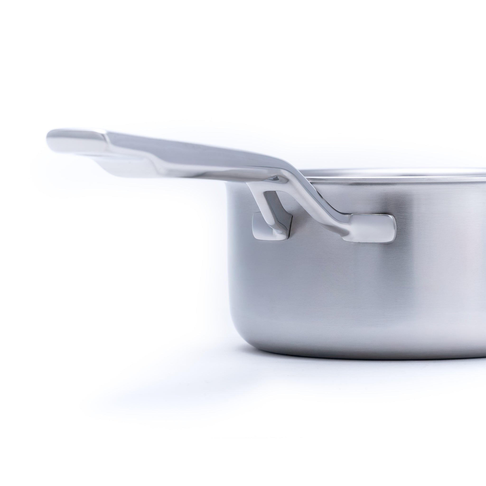 Nerezový vícevrstvý rendlík o průměru 16 cm, ideální pro přípravu omáček a menších pokrmů.