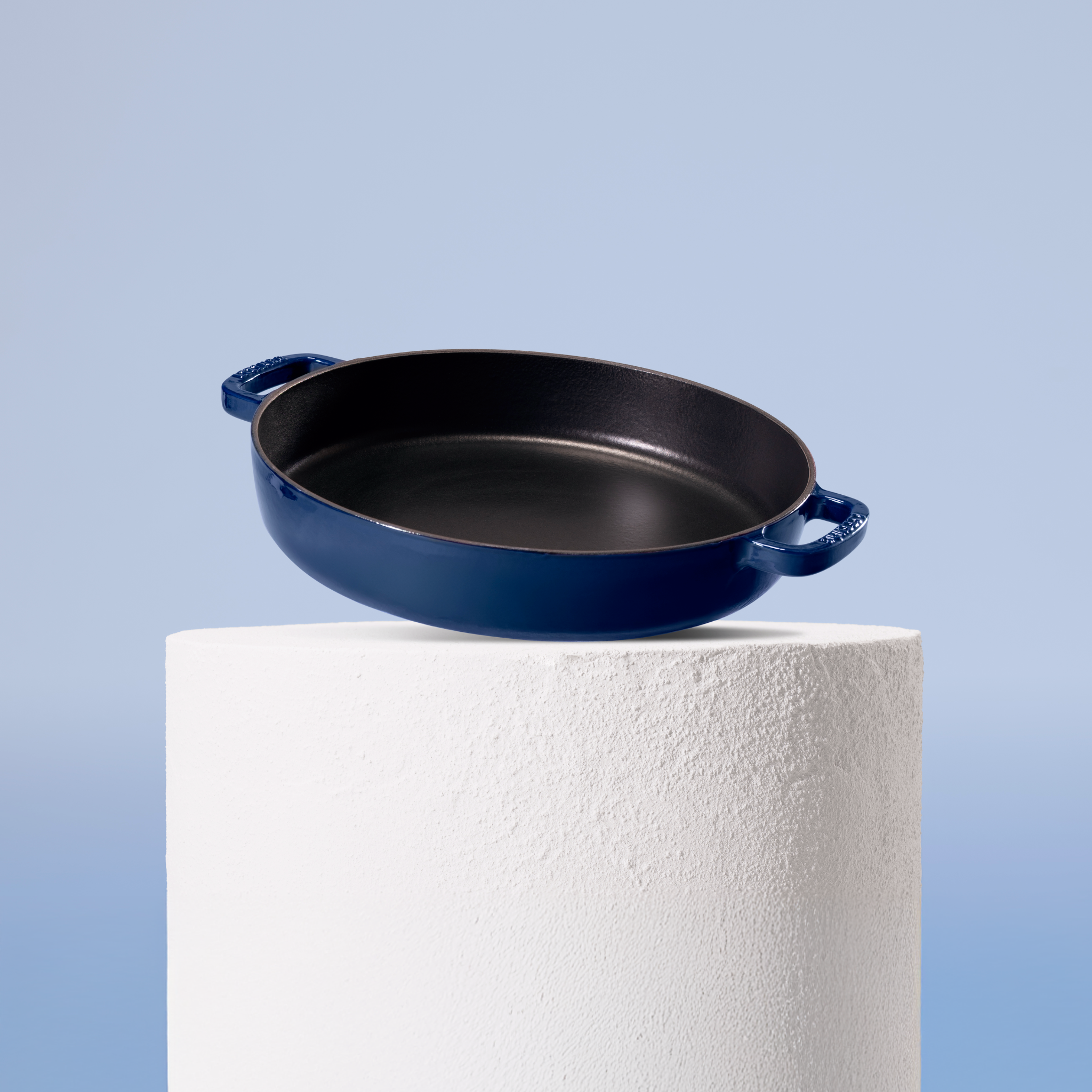 Vysoce kvalitní Sauté pánev z litiny se smaltovaným povrchem, velikost 32 cm. Vhodná pro každodenní vaření, perfektní rozvod tepla. Barva: modrá.