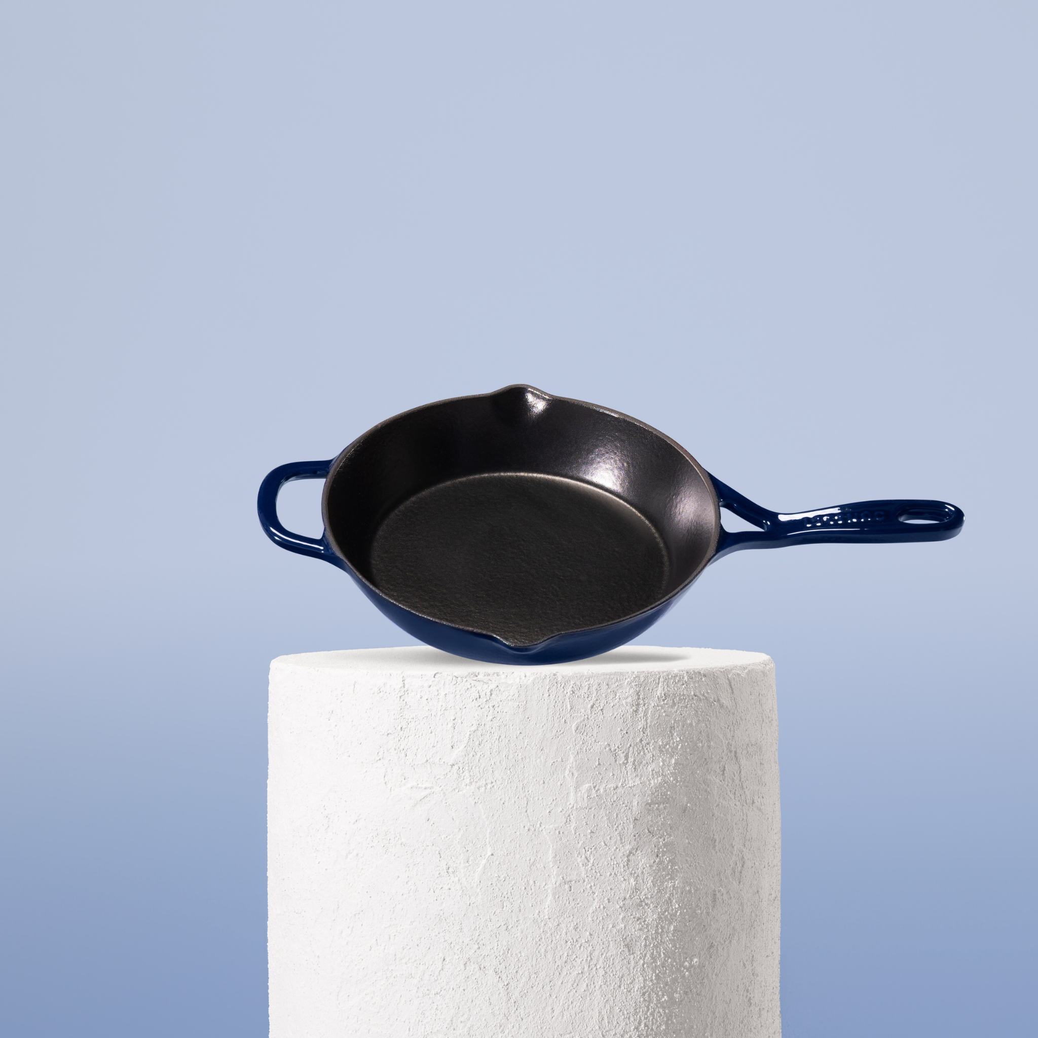 Vysoce kvalitní pánev z litiny se smaltovaným povrchem, velikost 24 cm. Vhodná pro každodenní vaření, perfektní rozvod tepla. Barva: modrá.