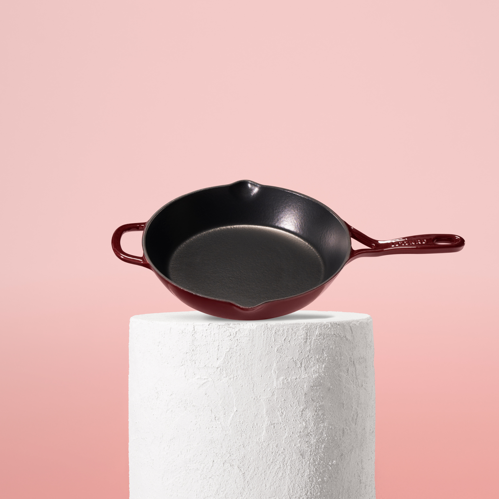 Vysoce kvalitní pánev z litiny se smaltovaným povrchem, velikost 26 cm. Vhodná pro každodenní vaření, perfektní rozvod tepla. Barva: červená.