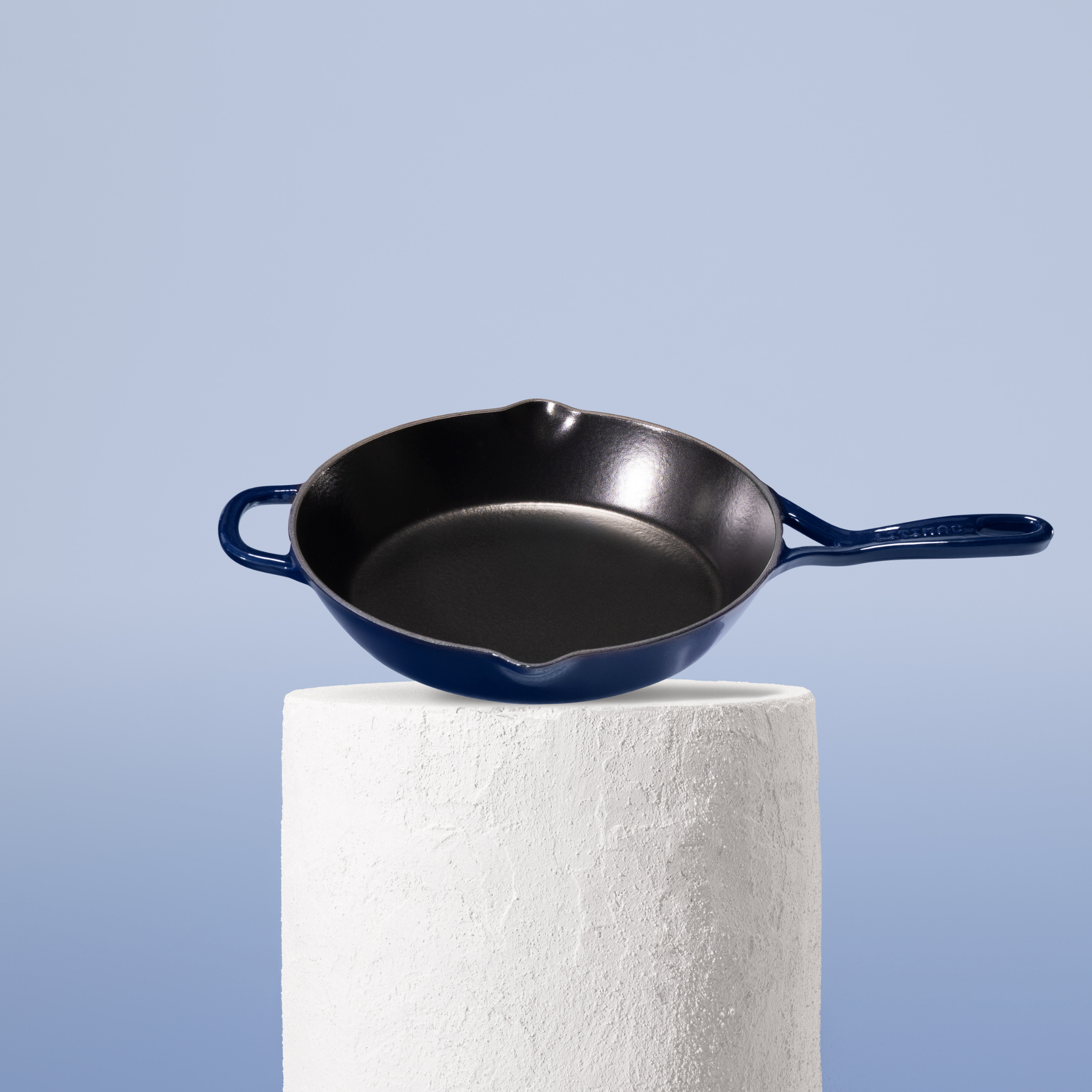 Vysoce kvalitní pánev z litiny se smaltovaným povrchem, velikost 28 cm. Vhodná pro každodenní vaření, perfektní rozvod tepla. Barva: modrá.