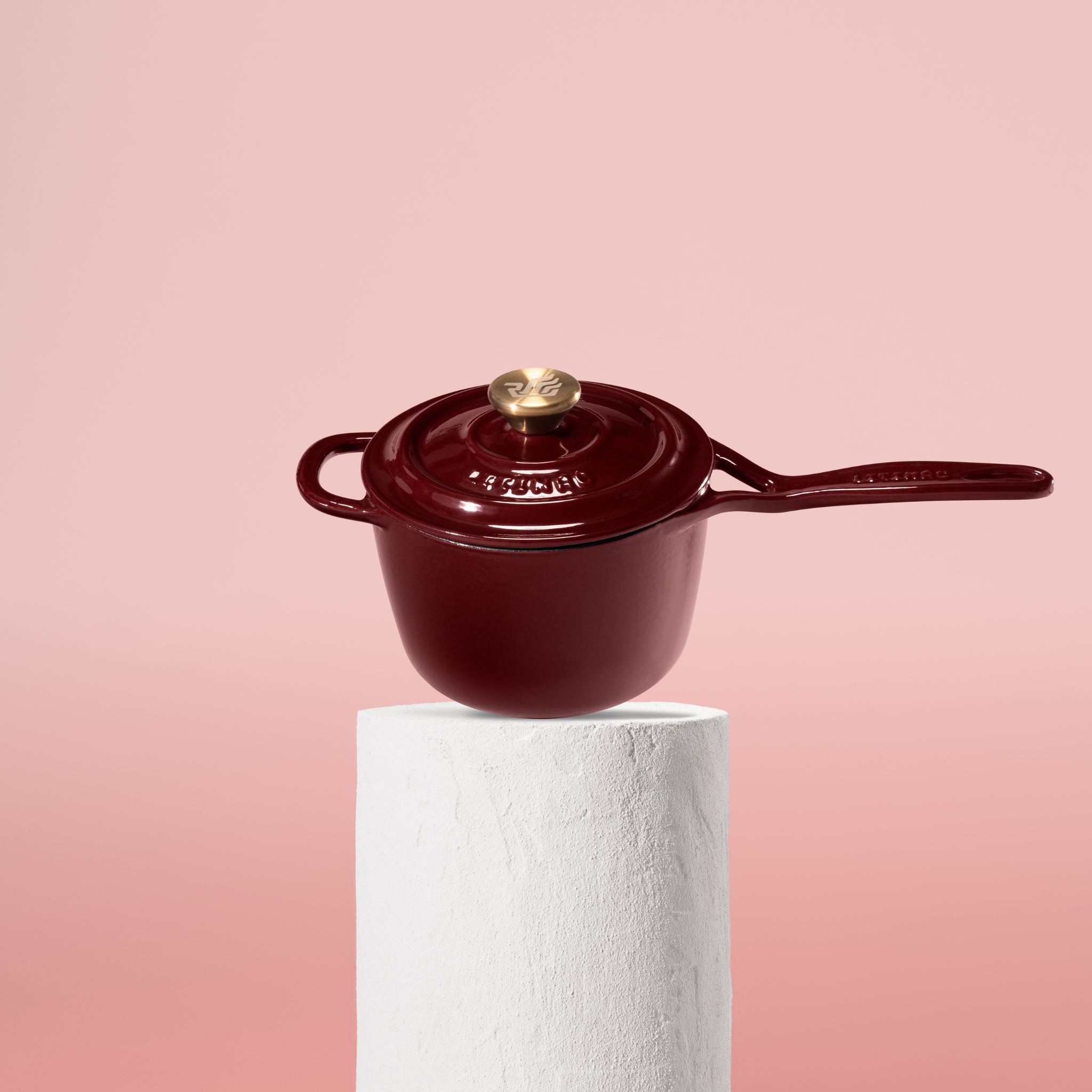 Vysoce kvalitní rendlík z litiny se smaltovaným povrchem, velikost 18 cm. Vhodný pro přípravu omáček a menších porcí. Barva: červená.