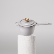 Vysoce kvalitní rendlík z litiny se smaltovaným povrchem, velikost 18 cm. Vhodný pro přípravu omáček a menších porcí. Barva: šedá.