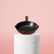 Prémiová litinová pánev 26 cm se smaltovaným povrchem pro dokonalé výsledky vaření. Nepřilnavý povrch, snadná údržba. Barva: červená.