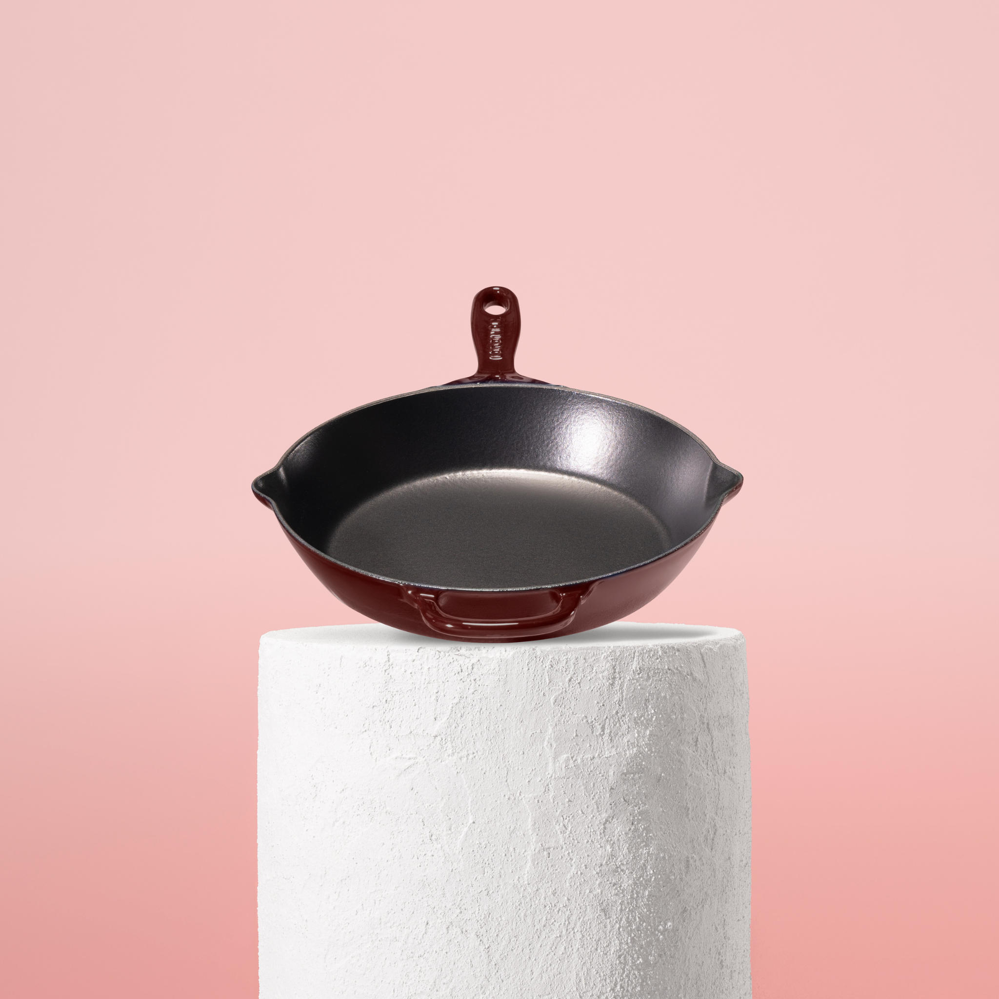 Prémiová litinová pánev 28 cm se smaltovaným povrchem pro dokonalé výsledky vaření. Nepřilnavý povrch, snadná údržba. Barva: červená.