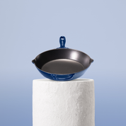 Prémiová litinová pánev 28 cm se smaltovaným povrchem pro dokonalé výsledky vaření. Nepřilnavý povrch, snadná údržba. Barva: modrá.