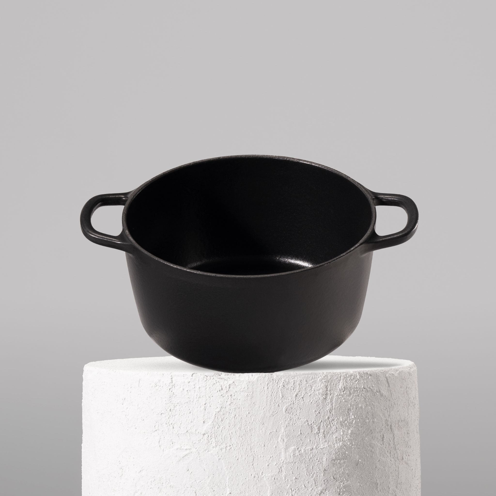 Prémiový litinový hrnec 22 cm se smaltovaným povrchem pro dokonalé výsledky vaření. Nepřilnavý povrch, snadná údržba. Barva: černá.