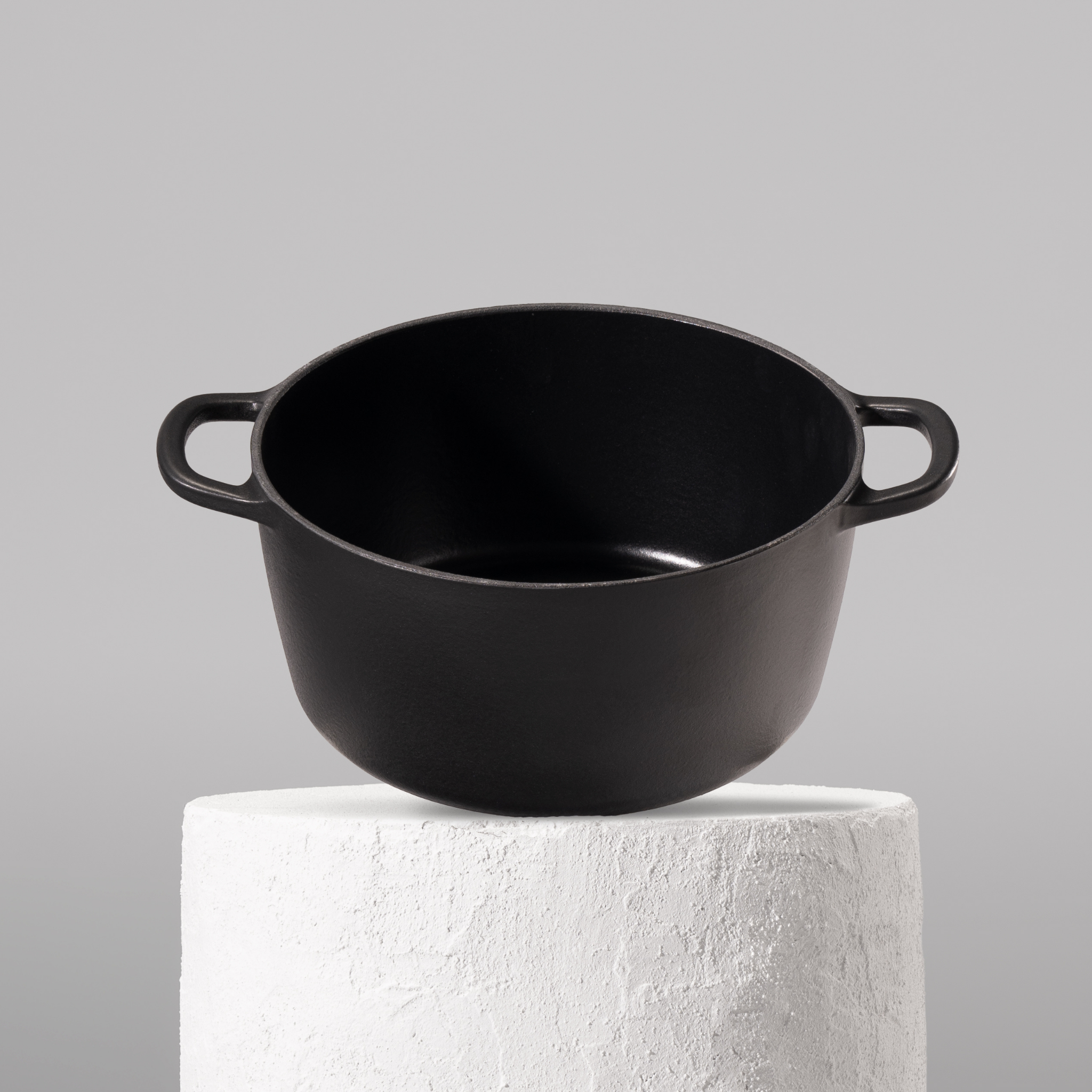 Prémiový litinový hrnec 24 cm se smaltovaným povrchem pro dokonalé výsledky vaření. Nepřilnavý povrch, snadná údržba. Barva: černá.