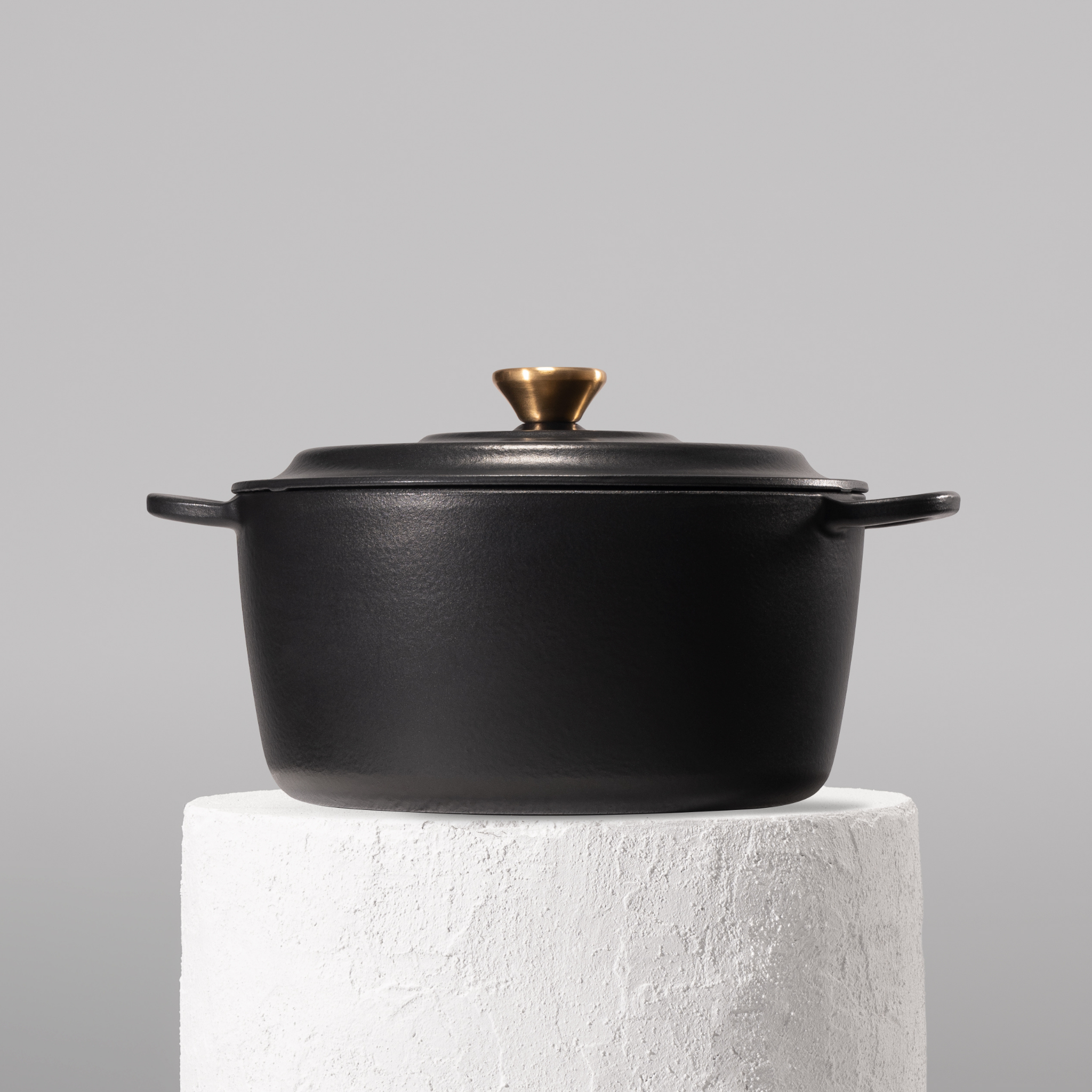 Prémiový litinový hrnec 26 cm se smaltovaným povrchem pro dokonalé výsledky vaření. Nepřilnavý povrch, snadná údržba. Barva: černá.