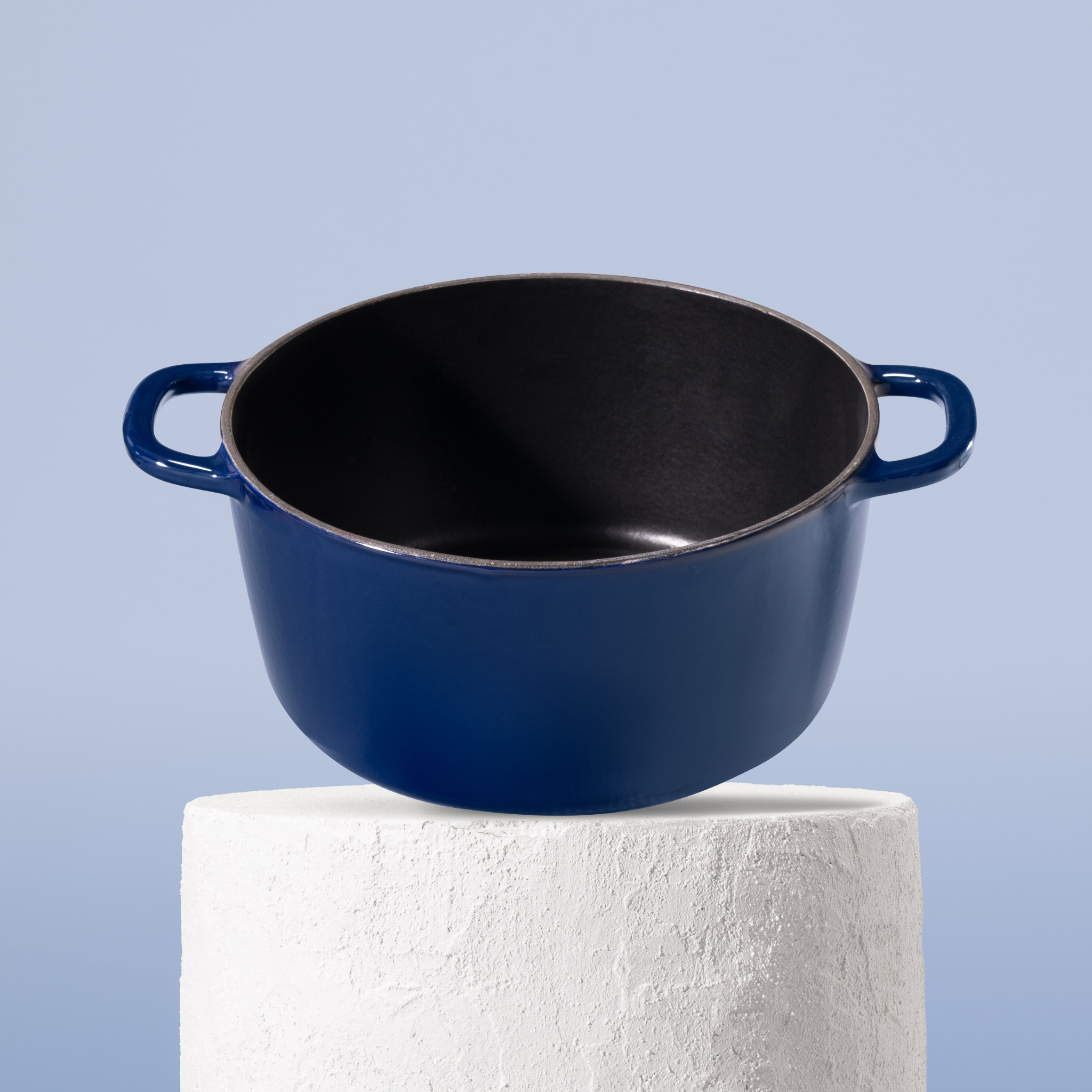 Prémiový litinový hrnec 26 cm se smaltovaným povrchem pro dokonalé výsledky vaření. Nepřilnavý povrch, snadná údržba. Barva: modrá.