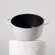 Prémiový litinový hrnec 26 cm se smaltovaným povrchem pro dokonalé výsledky vaření. Nepřilnavý povrch, snadná údržba. Barva: šedá.