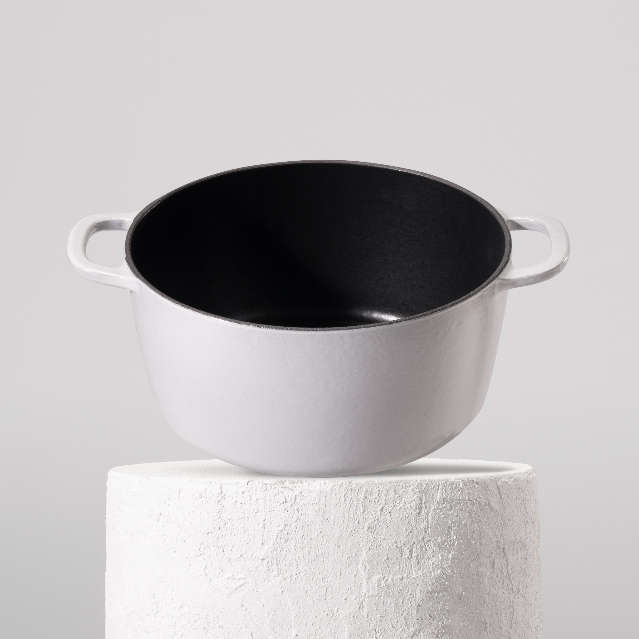 Prémiový litinový hrnec 26 cm se smaltovaným povrchem pro dokonalé výsledky vaření. Nepřilnavý povrch, snadná údržba. Barva: šedá.