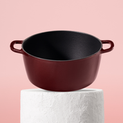 Prémiový litinový hrnec 28 cm se smaltovaným povrchem pro dokonalé výsledky vaření. Nepřilnavý povrch, snadná údržba. Barva: červená.