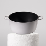 Prémiový litinový hrnec 28 cm se smaltovaným povrchem pro dokonalé výsledky vaření. Nepřilnavý povrch, snadná údržba. Barva: šedá.