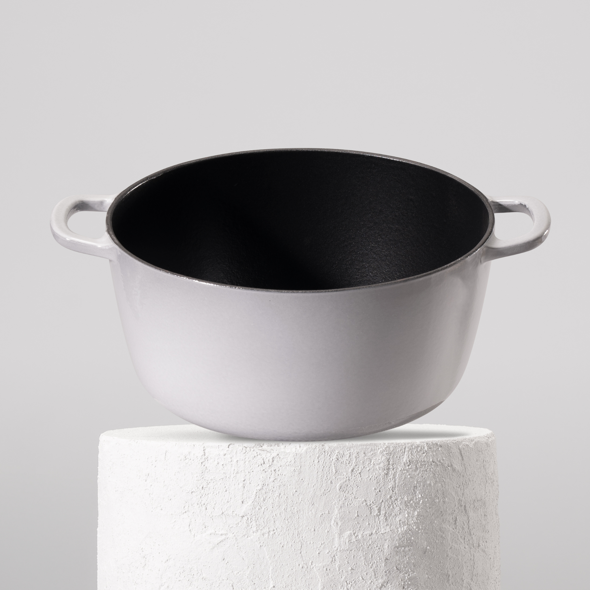 Prémiový litinový hrnec 28 cm se smaltovaným povrchem pro dokonalé výsledky vaření. Nepřilnavý povrch, snadná údržba. Barva: šedá.