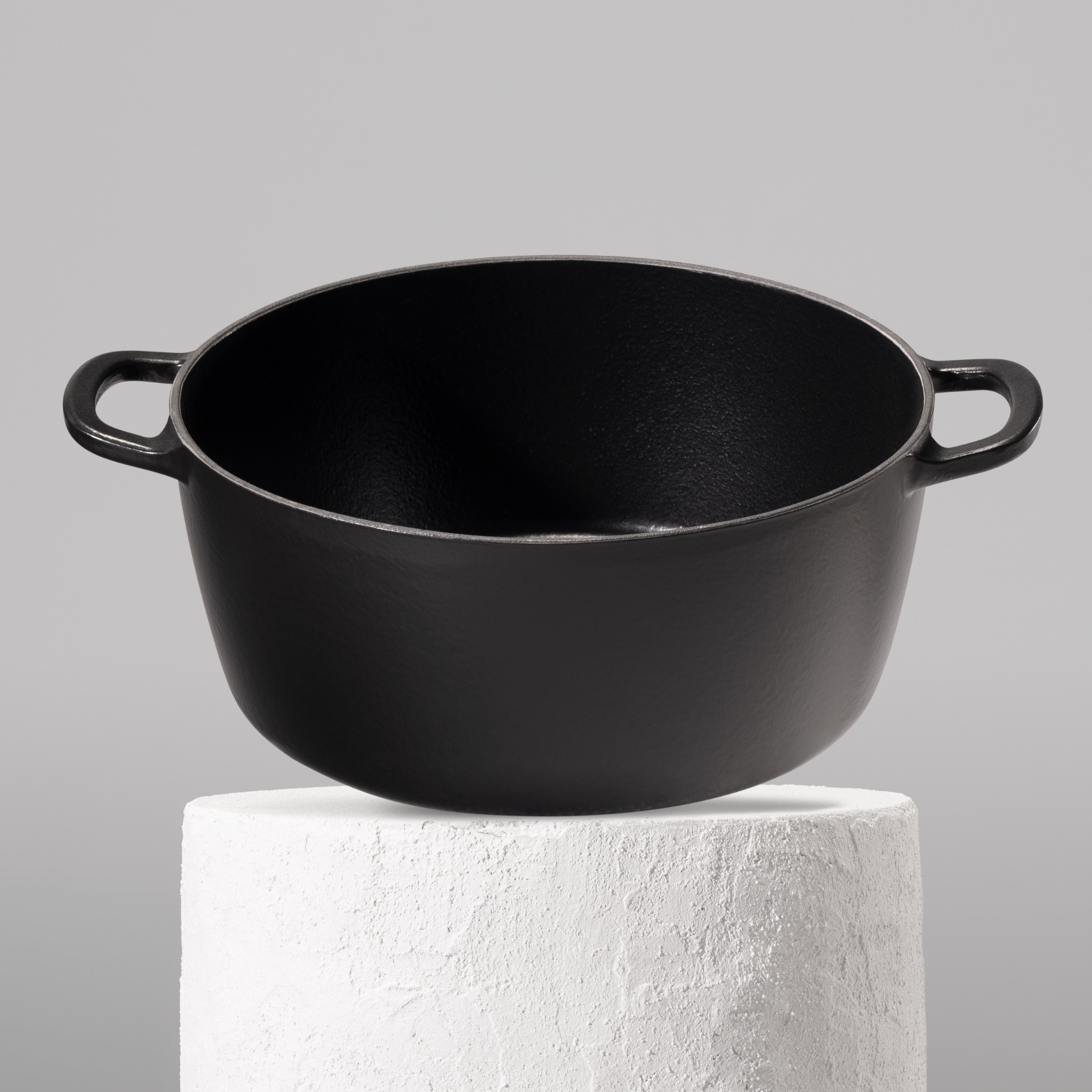 Prémiový litinový hrnec 30 cm se smaltovaným povrchem pro dokonalé výsledky vaření. Nepřilnavý povrch, snadná údržba. Barva: černá.