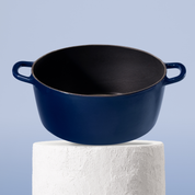 Prémiový litinový hrnec 30 cm se smaltovaným povrchem pro dokonalé výsledky vaření. Nepřilnavý povrch, snadná údržba. Barva: modrá.