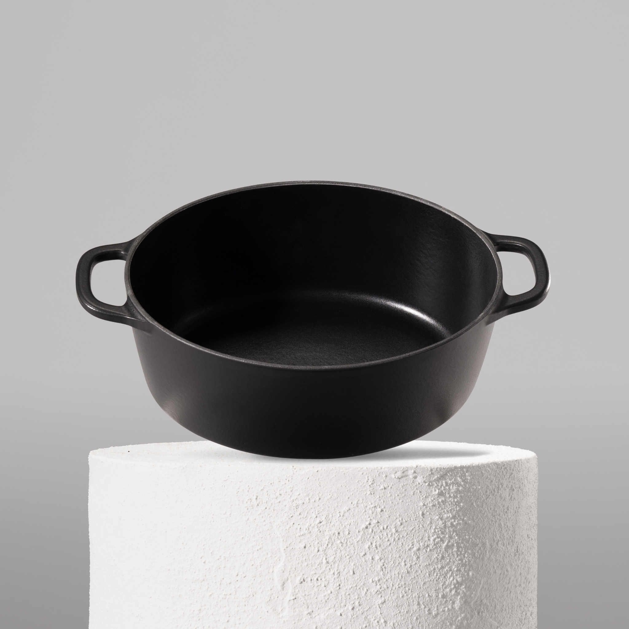 Prémiový litinový oválný hrnec 28 cm se smaltovaným povrchem pro dokonalé výsledky pečení. Nepřilnavý povrch, snadná údržba. Barva: černá.