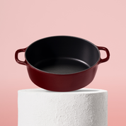 Prémiový litinový oválný hrnec 28 cm se smaltovaným povrchem pro dokonalé výsledky pečení. Nepřilnavý povrch, snadná údržba. Barva: červená.