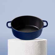 Prémiový litinový oválný hrnec 28 cm se smaltovaným povrchem pro dokonalé výsledky pečení. Nepřilnavý povrch, snadná údržba. Barva: modrá.